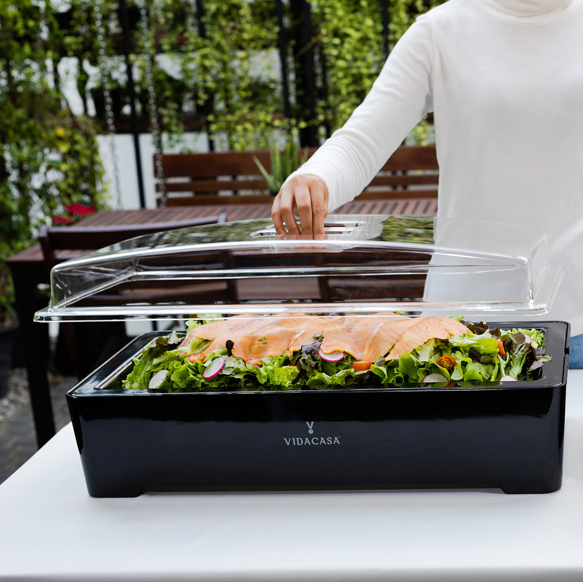 Vidacasa® Classic T605 Rectangular is the world’s first buffetware equipment that can maintain cold foods chilled at 4ºC (39ºF) without ice; Maintain cooked foods hot at 80ºC (176ºF) for hours without dangling cords or chafing fuels.