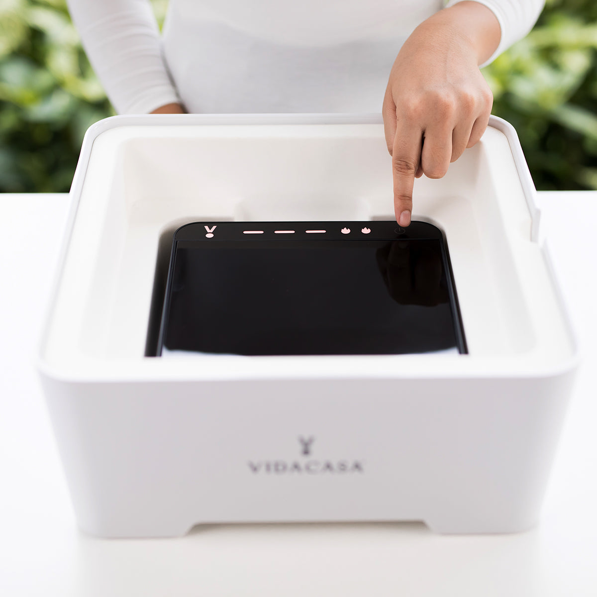 Vidacasa® Classic S305 Square is the world’s first buffetware equipment that can maintain cold foods chilled at 4ºC (39ºF) without ice; Maintain cooked foods hot at 80ºC (176ºF) without dangling cords or chafing fuels.