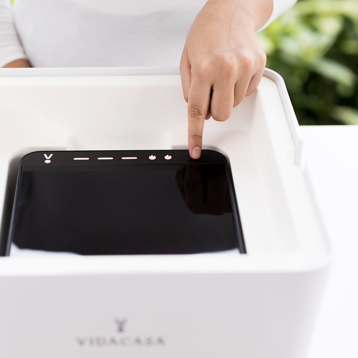 Vidacasa® H1X food warmer is the most reliable wireless electric heating plate that can maintain cooked food warm for hours without dangling cords, chafing fuels or tealight candles.