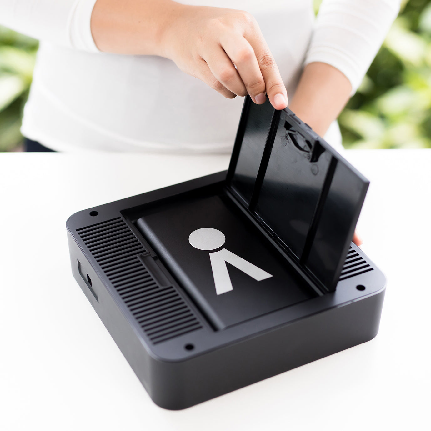 Vidacasa® H1X food warmer is the most reliable wireless electric heating plate that can maintain cooked food warm for hours without dangling cords, chafing fuels or tealight candles.