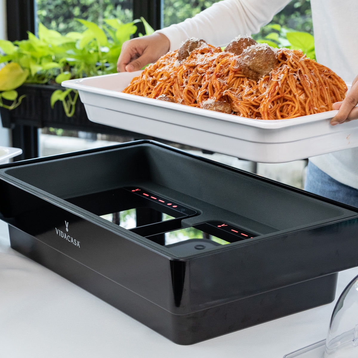 Today's most versatile gastronorm sizing buffetware equipment that can keep cold foods fresh at 4ºC (39ºF) without wet ice, or cooked gourmet hot at 80ºC (176ºF) without dangling cords or chafing fuels.