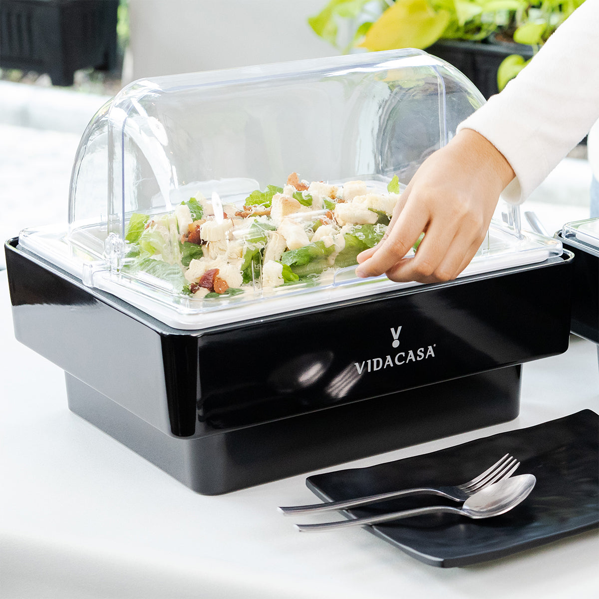 Today's most versatile gastronorm sizing buffetware equipment that can keep cold foods fresh at 4ºC (39ºF) without wet ice, or cooked gourmet hot at 80ºC (176ºF) without dangling cords or chafing fuels. 