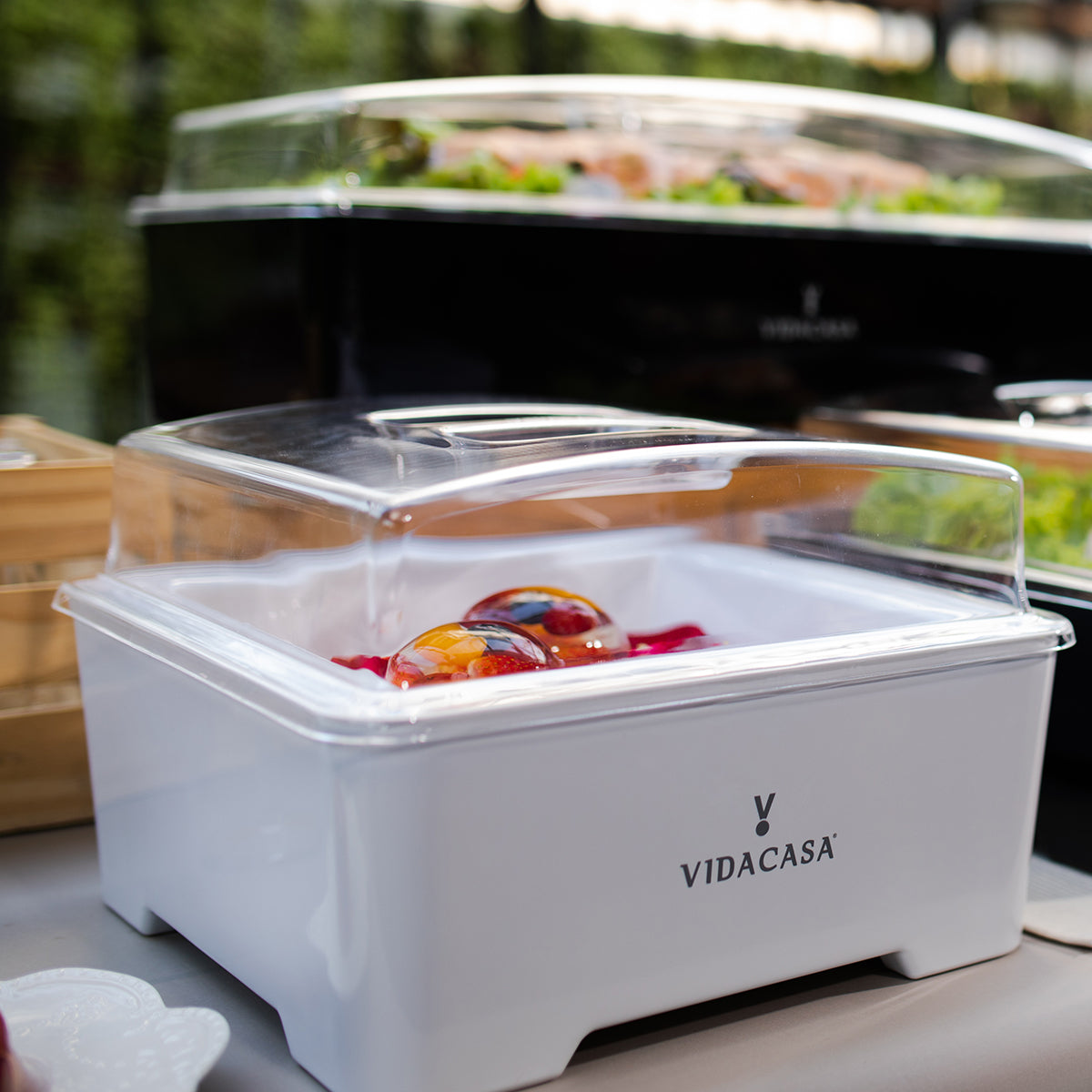 Vidacasa® Classic S305 Square is the world’s first buffetware equipment that can maintain cold foods chilled at 4ºC (39ºF) without ice; Maintain cooked foods hot at 80ºC (176ºF) without dangling cords or chafing fuels.