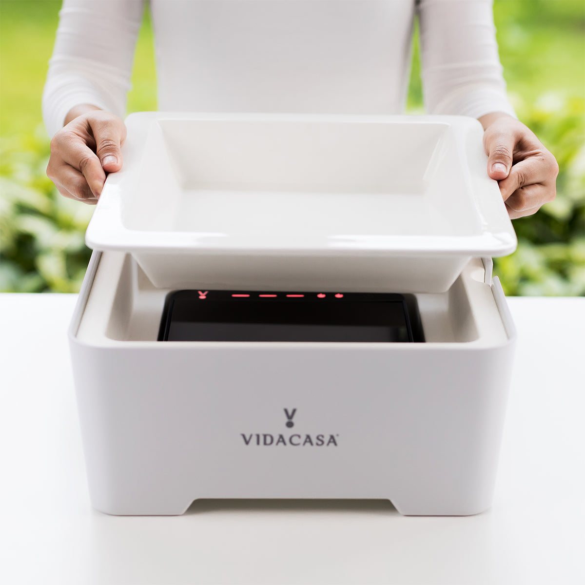 Vidacasa® Classic S305 Square is the world’s first buffetware equipment that can maintain cold foods chilled at 4ºC (39ºF) without ice; Maintain cooked foods hot at 80ºC (176ºF) for hours without dangling cords or chafing fuels.