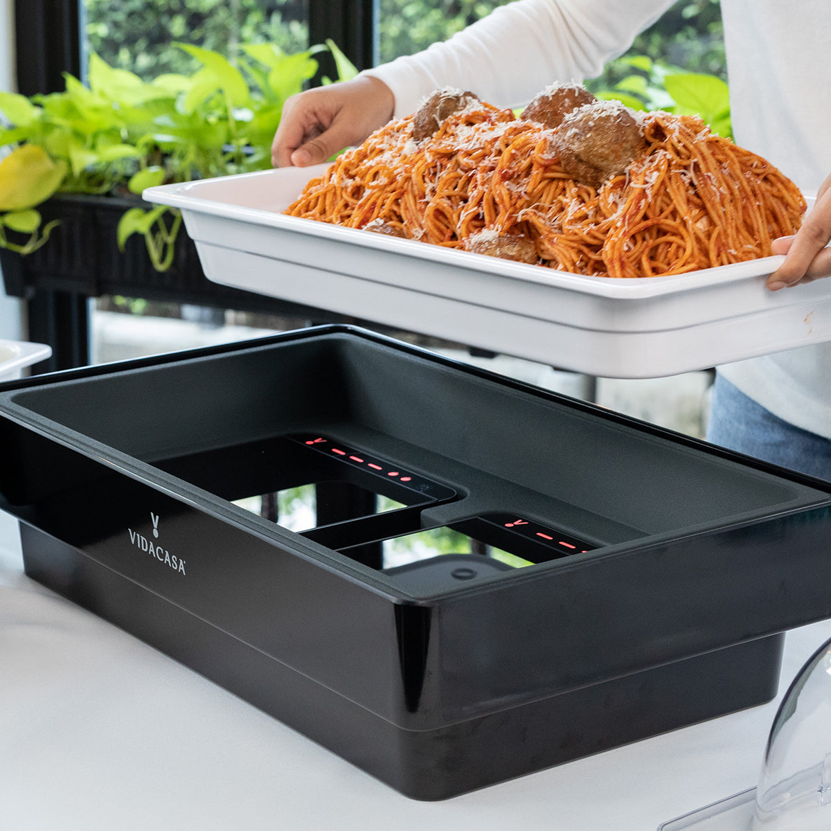 Today's most versatile gastronorm sizing buffetware equipment that can keep cold foods fresh at 4ºC (39ºF) without wet ice, or cooked gourmet hot at 80ºC (176ºF) without dangling cords or chafing fuels. 