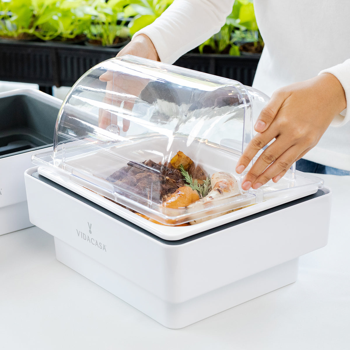 Today's most versatile gastronorm sizing buffetware equipment that can keep cold foods fresh at 4ºC (39ºF) without wet ice, or cooked gourmet hot at 80ºC (176ºF) without dangling cords or chafing fuels. 