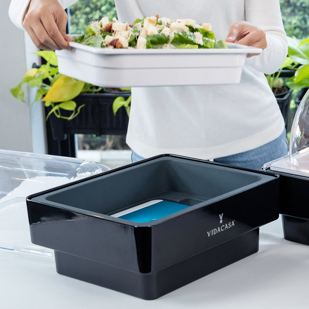 Today's most versatile gastronorm sizing buffetware equipment that can keep cold foods fresh at 4ºC (39ºF) without wet ice, or cooked gourmet hot at 80ºC (176ºF) without dangling cords or chafing fuels. 